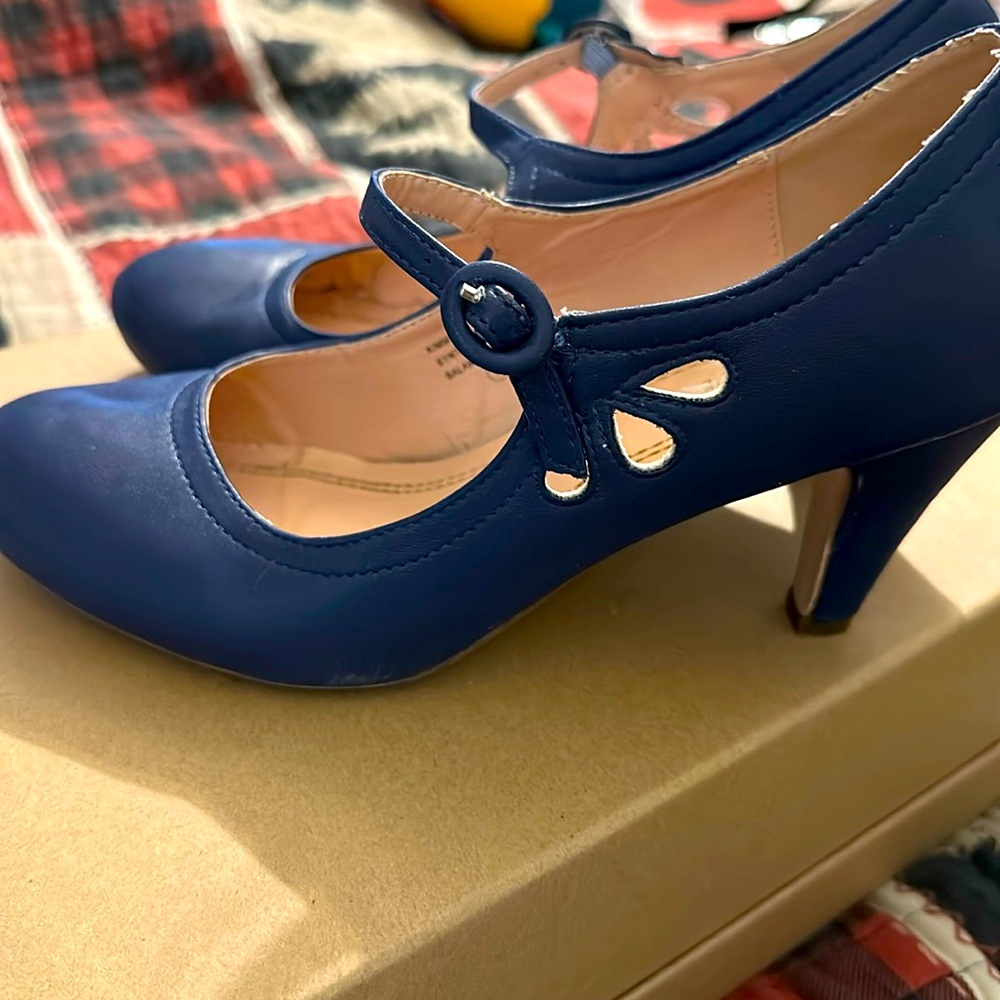 Chase and Chloe navy pumps.  Size 9
Cute details cut out. Buckle closure